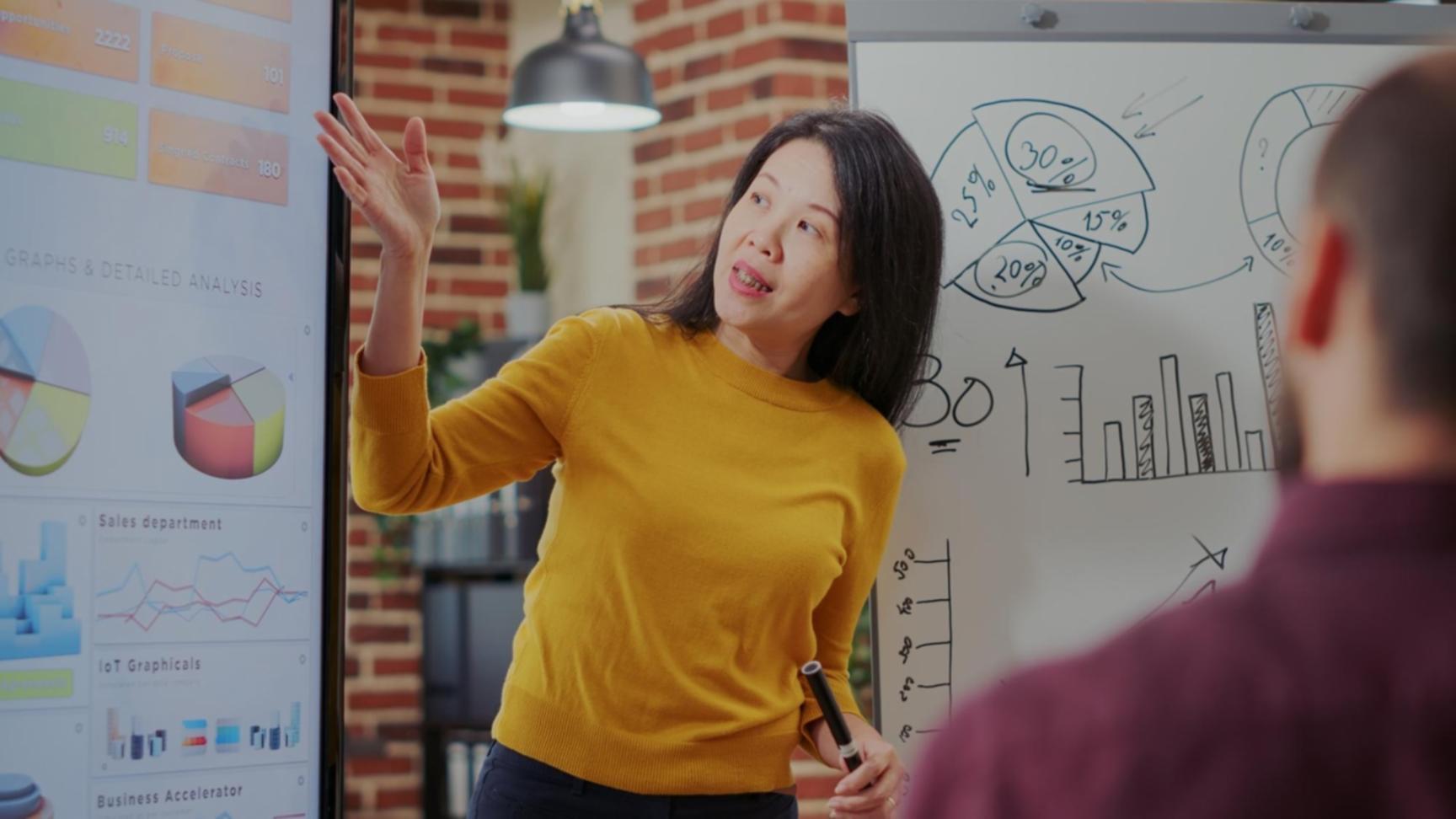 Beratungsgespräch mit Analysedokumenten und strategischen Unterlagen