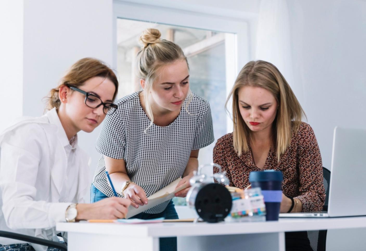 Moderne Büroumgebung mit Teamarbeitsplatz